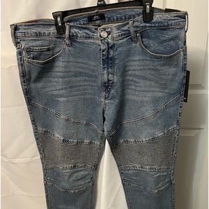 Men’s new with tags True Religion jeans.  Size 40.